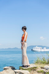 夏のリゾート地で休日を過ごす女性