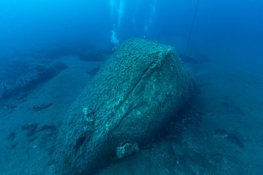 Prua del relitto della nave Krizia, affondata nei pressi dell'isola di Marettimo, Sicilia, con sub sullo sfondo