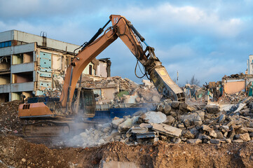 Crusher destroys reinforced concrete at demolition site