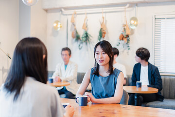 カフェで会話をする二人の女性