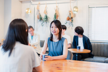 カフェで会話をする二人の女性