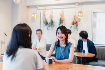 カフェで会話をする二人の女性