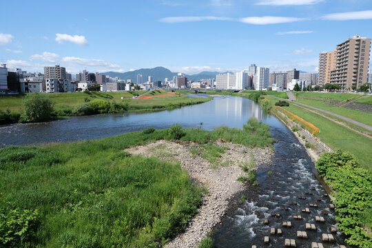 夏の晴れた日の札幌市豊平川