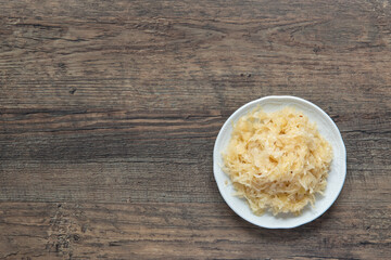 Sauerkraut auf Teller auf einem Holztisch