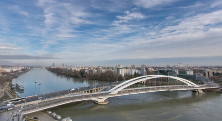 Le pont Raymond-Barre est un pont réservé aux transports modes doux situé à Lyon sur le Rhône,...