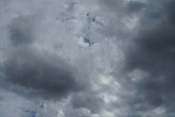 Wolken Himmel mit mäßiger Bedeckung in blau und weiß