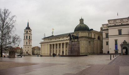 Fototapeta na wymiar Cathedral and Christmas tree in Vilnius, Lithuania 