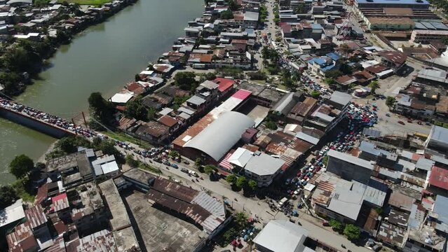 PUENTE CORPAC EN UN TRAFICO DE VEHICULOS MOTORIZADOS TINGO MARIA JUNIO 2022