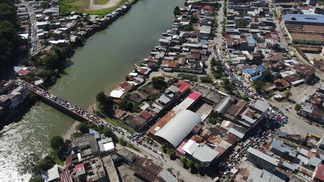 PUENTE CORPAC EN UN TRAFICO DE VEHICULOS MOTORIZADOS TINGO MARIA JUNIO 2022