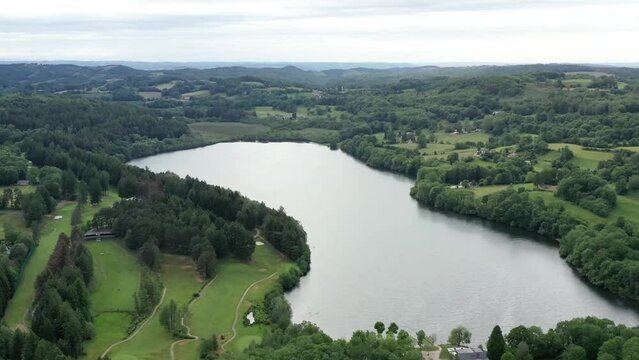 survol de la ville de Lourdes dans le pi&eacute;mont des Hautes-Pyr&eacute;n&eacute;es