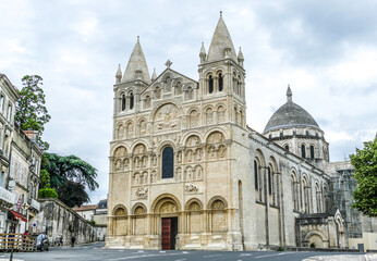 Fototapeta na wymiar Kathedrale St. Pierre Angoulême renoviert Fassade Sakralbau Frankreich Nouvelle-Aquitaine Charente Monument historique Kulturdenkmal 