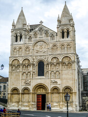 Kathedrale St. Pierre Angoulême renoviert Fassade Sakralbau Frankreich Nouvelle-Aquitaine Charente Monument historique Kulturdenkmal Vertikalpanorama