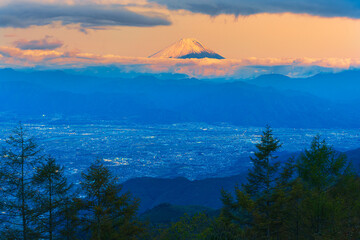 甘利山より富士山の夕景を望む
