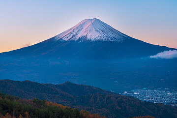 Fototapeta premium 西川林道より望む富士山の夜明け