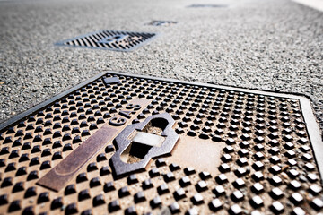 Nahaufnahme eines Deckels eines Gasventils auf einer Straße in Düsseldorf, Deutschland