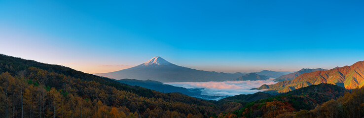 Fototapeta na wymiar 西川林道より雲海の富士山を望む