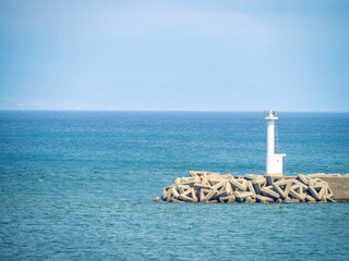夏の青い海と白い灯台 - obrazy, fototapety, plakaty