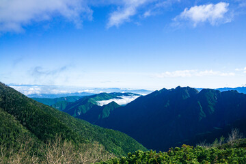 Naklejka premium 小仙丈尾根からの眺望 初夏の南アルプス