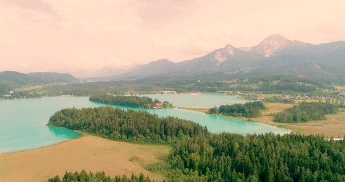 Drohnenflug &uuml;ber dem Faaker See in K&auml;rnten mit Blick auf den Mittagskogel