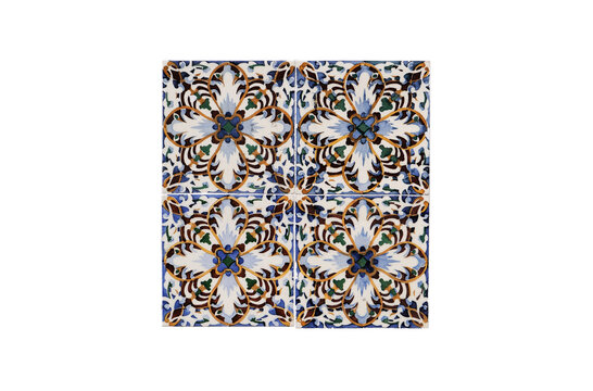 Padrão de azulejos com flores de cores amarelas  e dourados geométricos e com simetria, típico português