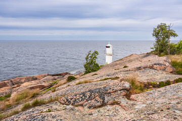 Ostseeküste mit Felsen und Leuchtturm auf der Insel Blå Jungfrun in Schweden
