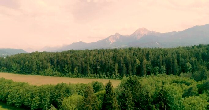 Drohnenflug &uuml;ber dem Faaker See in K&auml;rnten mit Blick auf den Mittagskogel