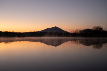 Obraz premium 茨城 日の出前の筑波山