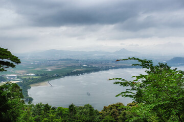 滋賀県近江八幡市の長命寺境内、太郎坊権現祠から見える琵琶湖の風景