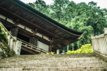 滋賀県近江八幡市「姨綺耶山 長命寺」の本堂が見える境内風景