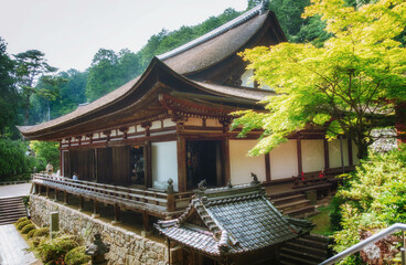 滋賀県近江八幡市「姨綺耶山 長命寺」の本堂と初夏の境内風景