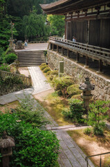 滋賀県近江八幡市「姨綺耶山 長命寺」の初夏の境内風景と本堂