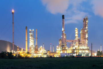 Obraz na płótnie Canvas Oil refinery at dusk (Thailand)