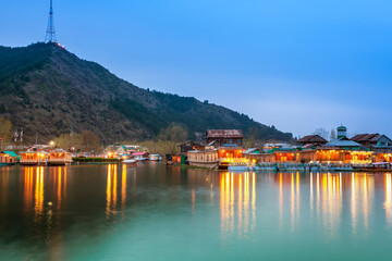 Obraz premium Beautiful nature of Dal Lake at dusk (Kashmir, India)