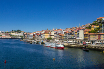 Naklejka na ściany i meble Cidade do Porto em Portugal num dia de verão