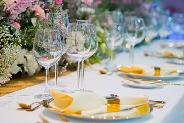 empty glass of water on the table with blur background
