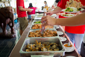 scooping the food, catering, dinner time
