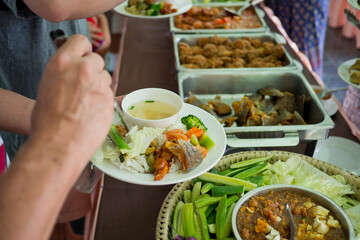 scooping the food, catering, dinner time
