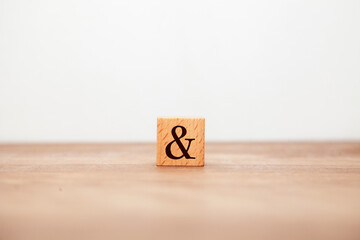 ＆の文字。そして。3つの木製ブロックに書かれている。黒い文字。白い背景。