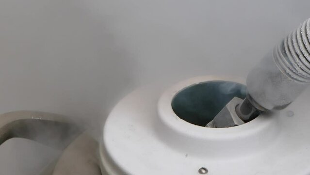 filling a laboratory container with liquid nitrogen