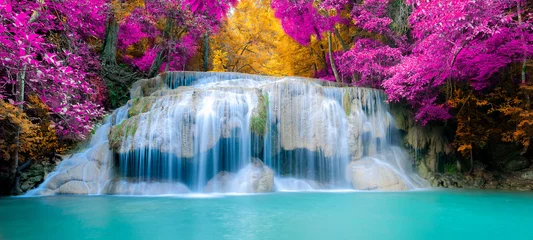 Deurstickers Geweldig in de natuur, prachtige waterval in kleurrijk herfstbos in het herfstseizoen © totojang1977