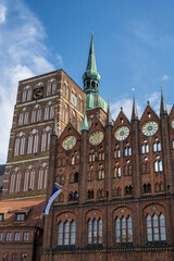 Detailansicht der Nikolaikirche und der Rathausfassade in der Altstadt von Stralsund