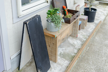 おしゃれなアンティークショップ・雑貨店の店先　