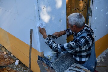 Mason works how to insulate the wall with nails and polystyrene