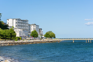 Seebr&uuml;cke und historische Geb&auml;ude an der Altstadt Strandpromenade von Sassnitz auf der Insel R&uuml;gen, Ostsee