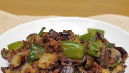 ピーマンとナスと挽肉の中華風味噌炒め