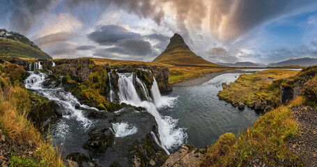 Beroemde pittoreske Kirkjufell-berg en Kirkjufellsfoss-waterval naast Grundarfjordur in de herfstweergave van West-IJsland.