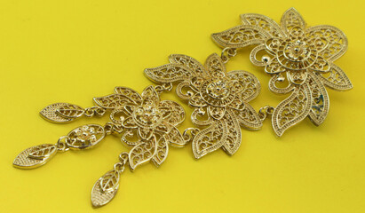 Gold accessories to beautify clothes