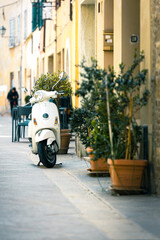 Gasse in der Toskana, Italien, mit dem typischen Fortbewegungsmittel, einem Roller