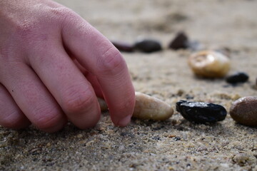 Hände legen Steine ab