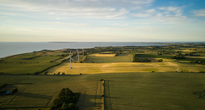 Blick über Felder und Windenergieanlagen auf der dänischen Ostsee Insel Samsø